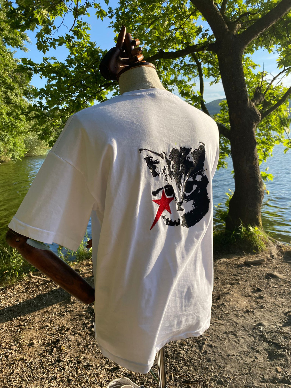 Nakış Detaylı Oversize Beyaz T-Shirt –   "Kedy"
